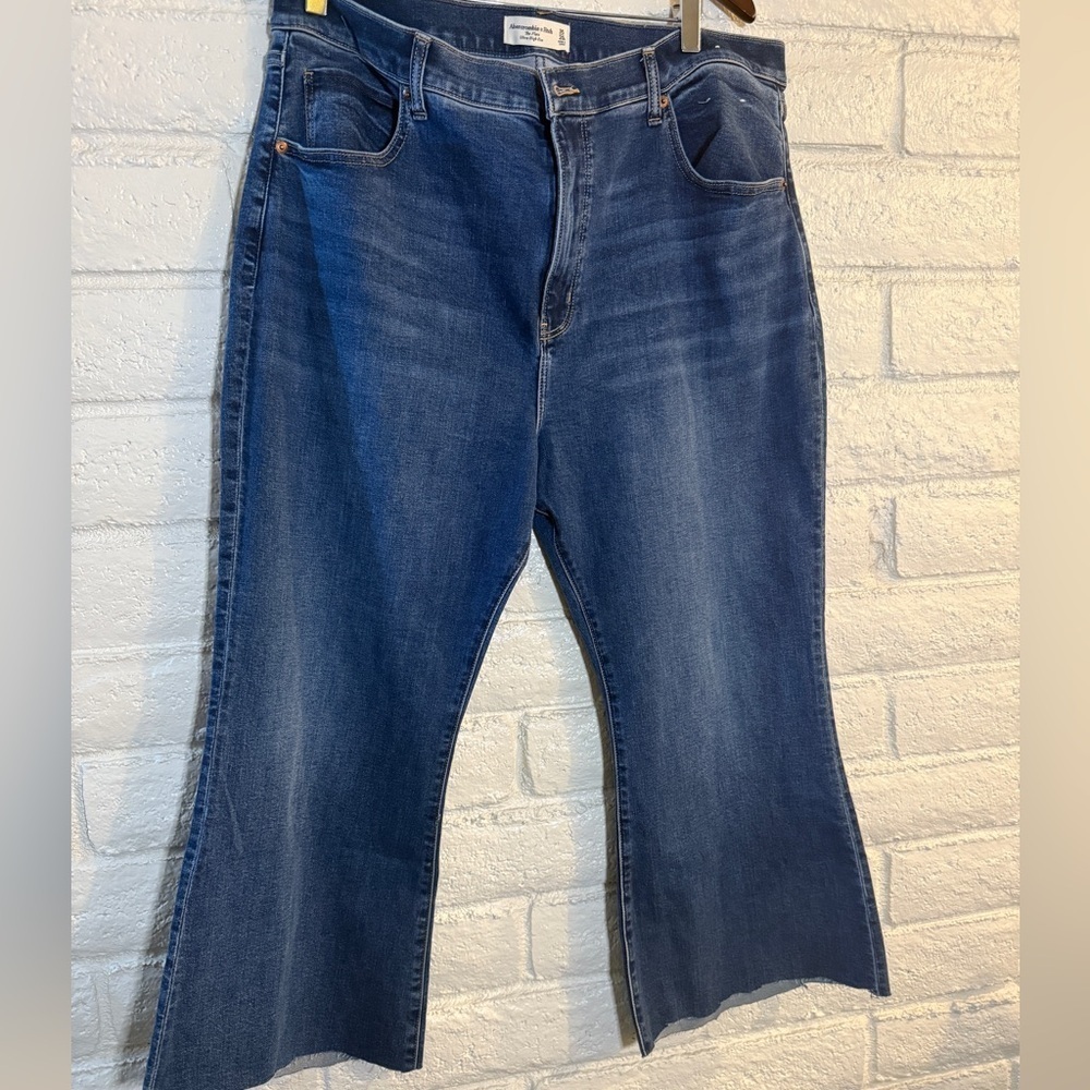 Abercrombie & Fitch Ultra High Rise Flare Jeans Size 35/20 Short. Frayed Hem - Picture 2 of 6